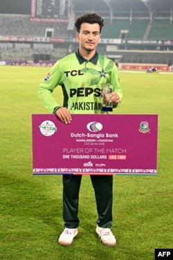 معاذ صداقت د غوره لوبغاړي له جایزې سره