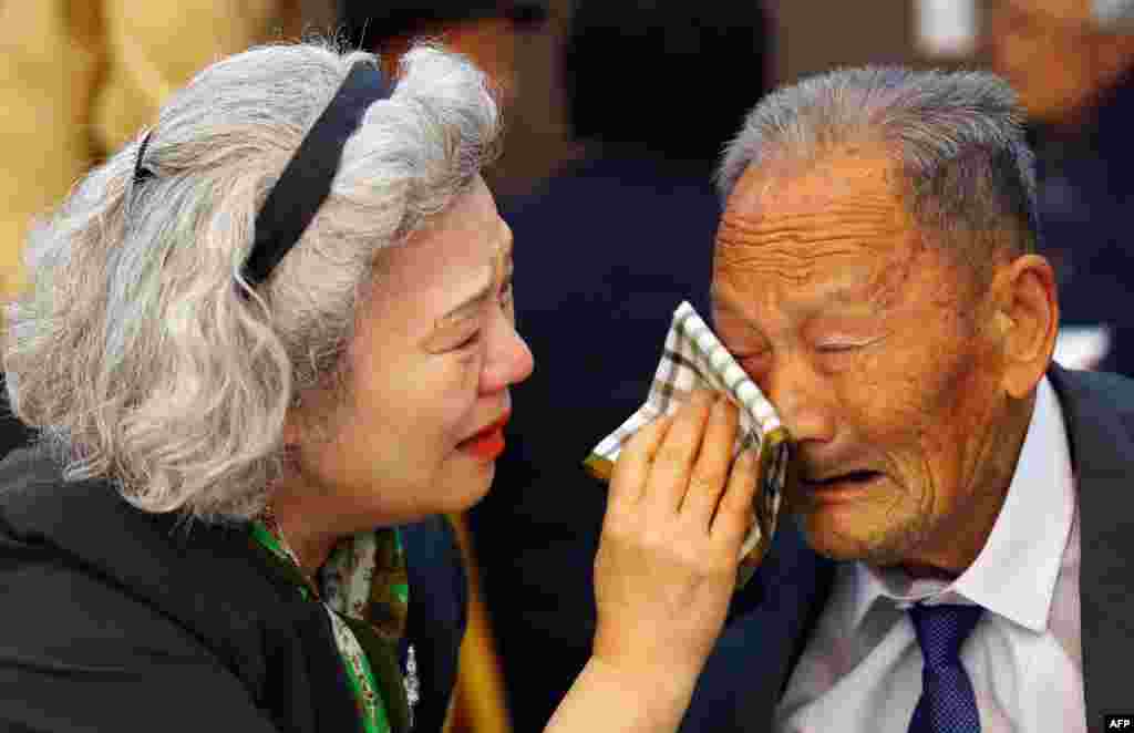 South Korean Lee Jeong-suk (left), 68, wipes the tears of her North Korean father, Ri Heung Jong, 88, as they bid farewell following their three-day separated-family reunion meeting at the Mount Kumgang resort, North Korea, on October 22. (AFP/Yonhap)