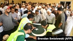 ABŞ-daky mekdepde öldürilen pakistanly okuwçynyň Karaçi şäherinde geçirilen jaýlanyş çäresine ýüzlerçe adam gatnaşdy.