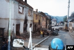 Kanadski UNPROFOR patrolira u oklopnom vozilu ulicama Srebrenice potpuno uništene granatiranjem te enklave u istočnoj Bosni, 25. 4. 1993.