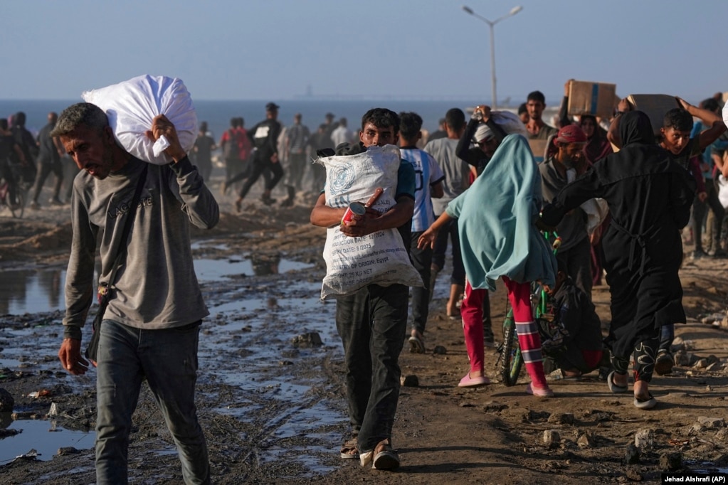 Banorët e Gazës pas marrjes së ndihmave.