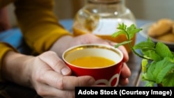 Vitamina C se găsește în cătină, măcieș, ardei gras roșu, pătrunjel, kiwi, citrice, fructe de pădure.