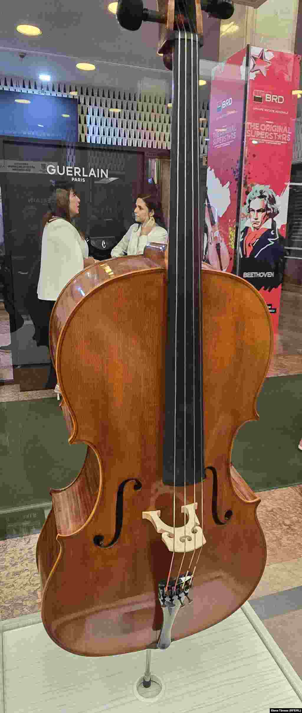 Iată-l pe Beethoven și aici, cu aceeași figură încruntată. De asta l-am și lăsat în fundal. Ar fi putut să zâmbească puțin, deși admit că sprâncenele respective fac parte din brand. Tipele de sub reclama la Guerlain (apropos, casa de parfumuri a creat unul pe vremuri pentru Regina Maria) chiar păreau super cool. Sigur sunt genul care agreează expansiunea artei în orice fel de spații.