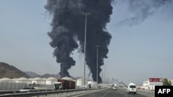 Dim se uzdiže u pravcu jedne energetske instalacije u luci Fužajra u Ujedinjenim Arapskim Emiratima, 14. marta.