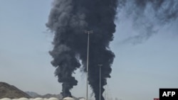 Dim se uzdiže u pravcu jedne energetske instalacije u luci Fužajra u Ujedinjenim Arapskim Emiratima, 14. marta.