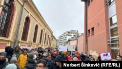 Okupljeni profesori i istrsivači na protestu "4.000 nastavnika, 4.000 koraka" u Novom Sadu, 18.1.2025.