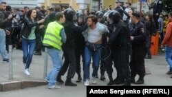 Задержание во время полицейского разгона акции за честные выборы, Москва, 14 июля 2019 года.
