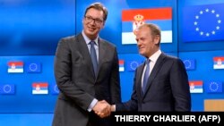 Serbia's President Aleksandar Vucic (L) and European Union Council President Donald Tusk 