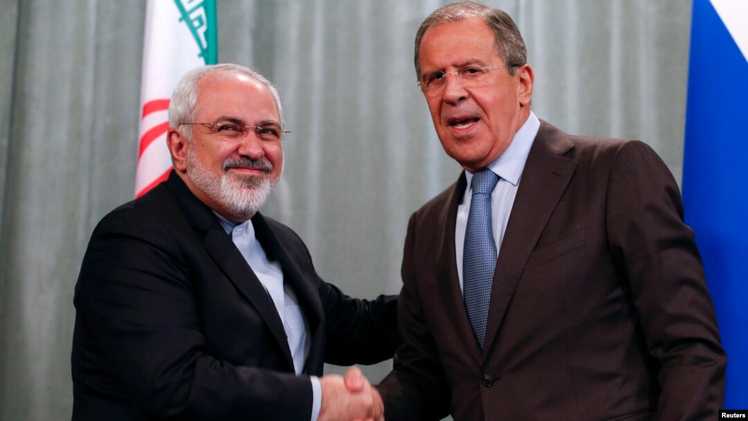 Iranian Foreign Minister Mohammad Javad Zarif (left) and Russian counterpart Sergei Lavrov shake hands at a news conference in Moscow on August 29.