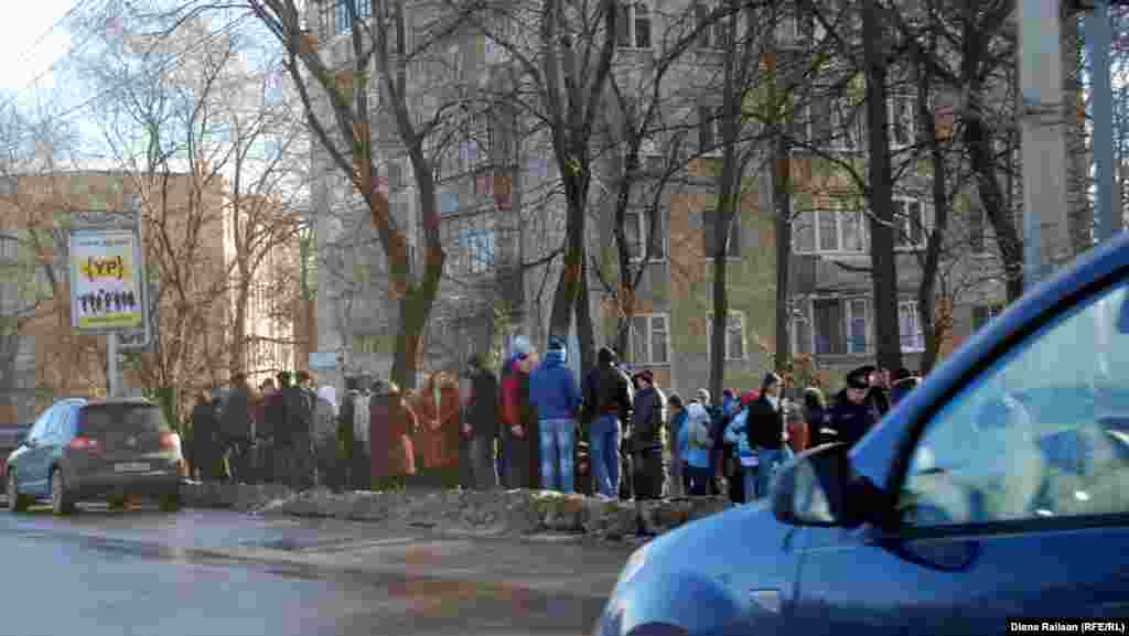 Unul din locurile în care s-au adunat susţinătorii majorităţii parlamentare e cinematograful Gaudeamus.