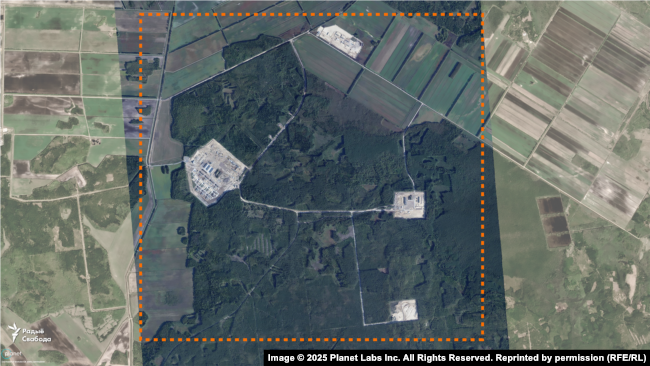 Një pamje e përgjithshme e vendit të ndërtimit pranë Slutskut, fotografuar nga Planet Labs më 25 shtator 2025. Objekti përbëhet nga katër pjesë të ndara - seksioni kryesor perëndimor dhe tre seksione pothuajse me madhësi të barabartë të vendosura ngjitur me njëra-tjetrën. Të gjitha janë të lidhura nga rrugë të ndërtuara së fundmi.