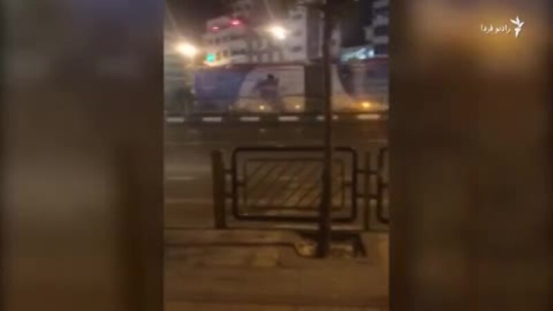 ویدئویی از حضور نیروهای امنیتی و ماشین‌های آب‌پاش در تهران- غروب سه‌شنبه