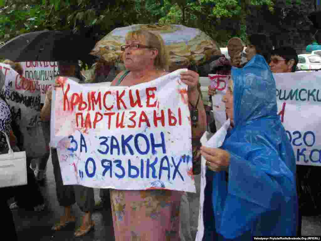 Прихильники &laquo;регіоналів&raquo; плювалися і кидалися яйцями, одне з яких влучило в журналіста місцевої газети.