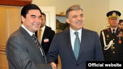 Türkmenistanyň prezidenti Gurbanguly Berdimuhamedow we Türkiýäniň prezidenti Abdullah Gül Türkmenbaşy şäherinde, 2011-nji ýylyň maý aýy.