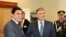 Türkmenistanyň prezidenti Gurbanguly Berdimuhamedow (çepde) Türkiýäniň prezidenti Abdullah Gül bilen duşuşýar, Türkmenbaşy şäheri, 2011-nji ýylyň 30-njy maýy.