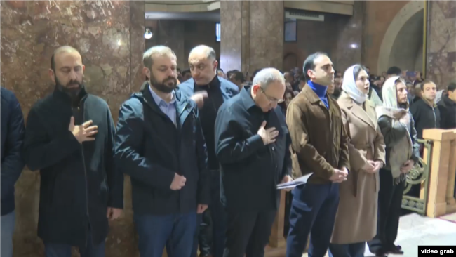 ნიკოლ ფაშინიანი, არარატ მირზოიანი და მმართველი გუნდის სხვა წარმომადგენლები წირვაზე