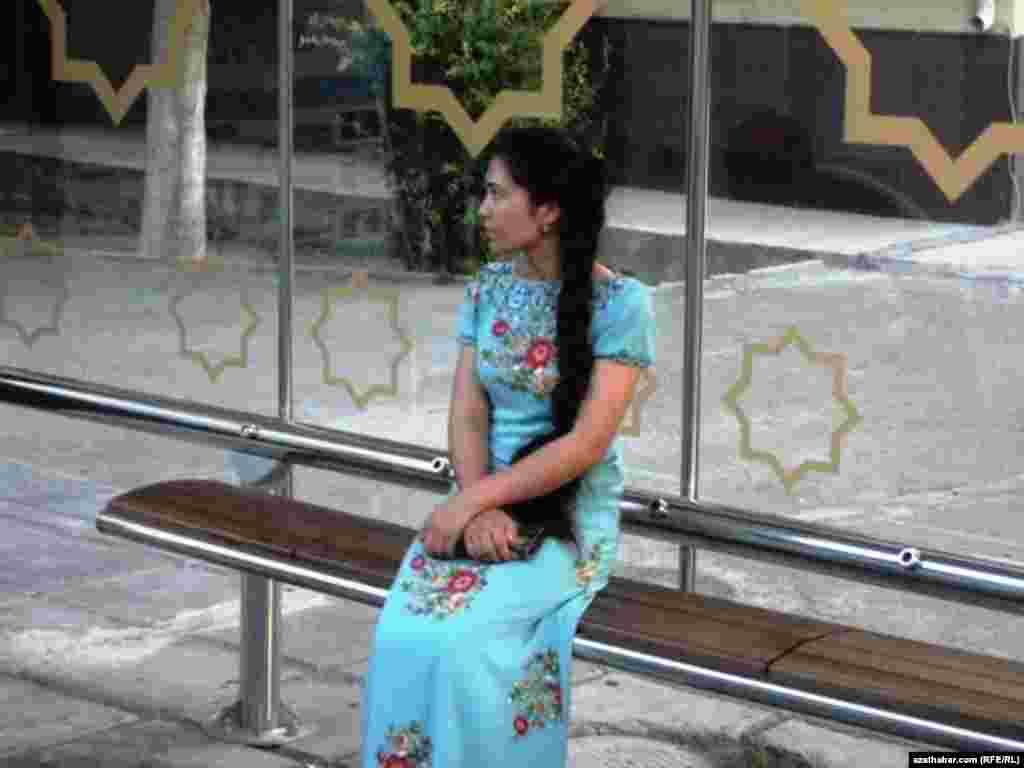 Awtobus duralgasynda oturan türkmen gyzy