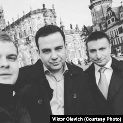 Слева направо: Александр Монаенков, Андрей Татаринов (директор Центра актуальной политики и, по словам Олевича, сотрудник ФСБ) и Виктор Олевич в Германии, 2017 год