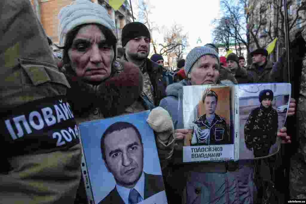 У столиці відбулася повторна мирна акція &laquo;Покарати винних в найстрашніших трагедіях сучасної України, щоб уникнути нових масштабних втрат!&raquo; за участю представників ГО &laquo;Іловайське братство&raquo;. Учасники заходу, зокрема, вимагали передачі матеріалів розслідування трагедії під Іловайськом, що сталася під час проведення АТО на сході України, до суду. Київ, 1 лютого 2016 року​