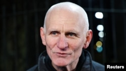 Правозащитник Алесь Беляцкий в посольстве США в Вильнюсе вскоре после освобождения из белорусской тюрьмы 13 декабря