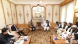 د سېپټېمبر پر ۱۳مه يو امريکايي پلاوي په کابل کې د طالبانو له مشرانو سره ليدلي ول. پخوانی انځور