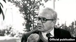 Раҳим Ражабов 1990 йилдан 1997 йилгача Ўзбекистон Вазирлар Маҳкамаси раисининг ўринбосари, Давлат котиби ва Бош вазир ўринбосари лавозимларида ишлаган.