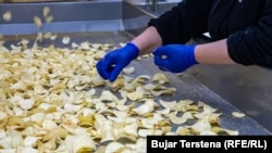 Një punëtore në kompaninë "Pestova" në Vushtrri.