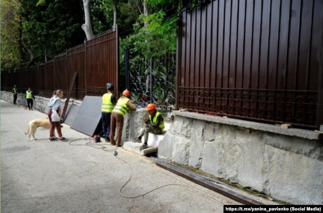 Паркан навколо Гурзуфського парку, встановлений адміністрацією санаторію «Гурзуфський», травень 2025 року