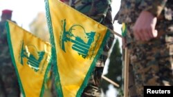 Anëtarët e Hezbollahut shihen duke mbajtur flamuj që shënojnë Ditën e Rezistencës dhe Çlirimit. Fotografi nga arkivi.