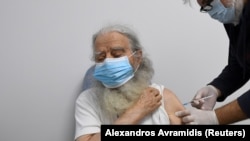 Pantokratoros monastrının 88 yaşlı keşişi Pahomios ataya Pfizer-BioNTech vaksini vurulur