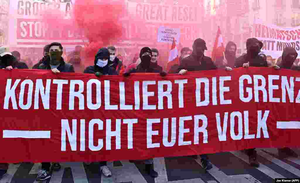 Demonstranti sa transparentom &quot;Kontrolišite granice - ne svoj narod&quot; tokom skupa u Beču, Austrija, koji su organizovali desničari Austrijske slobodarske partije, 20. novembra 2021.