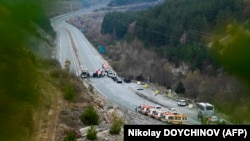 Ekipe hitne pomoći i policija na mjestu nesreće, autoput Struma u pravcu Sofije, Bugarska (23. novembar 2021.)