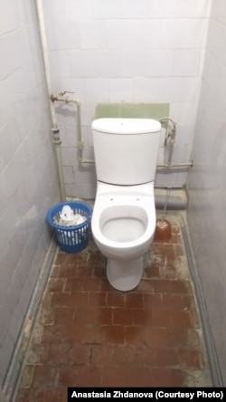 O poză cu una din toaletele pentru consilierii de tabără din complexul Orlyonok.