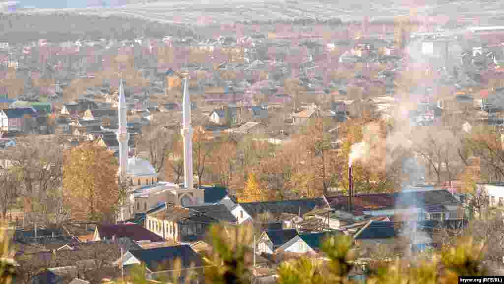 Краєвид на Білогірськ з пагорба Дорт-Куль. Звідси не видно ярмаркової метушні, що відбувається в центрі міста щовівторка та п&#39;ятниці