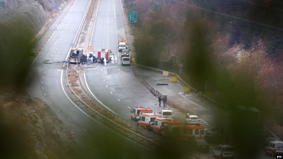 Фотографија од изгорениот автобус на автопатот Струма во Бугарија. 