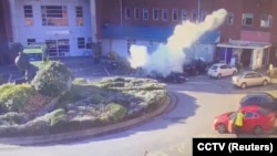 Snimak nadzorne kamere pokazuje eksploziju taksija ispred ženske bolnice u Liverpoolu, Britanija 14. novembra 2021.