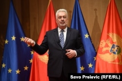Zdravko Krivokapić montenegrói miniszterelnök a tőkebefektetésekről és a kormány Montenegró most elnevezésű beruházási programjáról beszél Podgoricában 2021. november 22-én