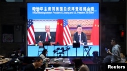 Një ekran tregon presidentin kinez, Xi Jinping duke marrë pjesë në një takim virtual me Presidentin amerikan, Joe Biden nëpërmjet video-lidhjes, në një restorant në Pekin, Kinë. 16 nëntor 2021.