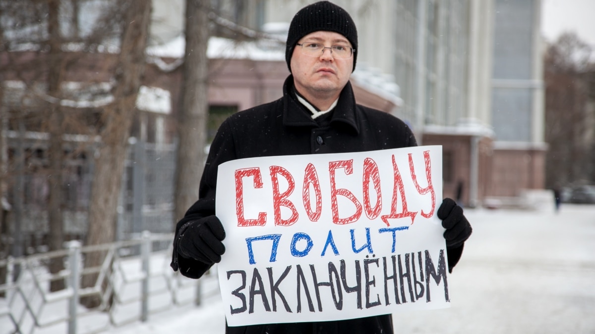 В Омске активист вышел к зданию ФСБ с требованием освободить  политзаключенных