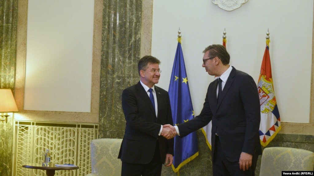 Përfaqësuesi i Posaçëm i Bashkimit Evropian për dialogun mes Kosovës dhe Serbisë, Mirosllav Lajçak në takim me presidentin e Serbisë, Aleksandar Vuçiq.
