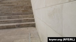 Канава в облицовочном камне, оставшаяся на Митридатской лестнице после проведения исследования, Керчь, 20 ноября 2021 года