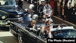 Predsjednik John F. Kennedy i prva dama Jacqueline Kennedy i guverner Teksasa John Connally voze se Dallasom nekoliko trenutaka prije nego što je Kennedy ubijen, 22. novembra 1963.