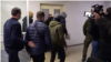 Куликовського у супроводі співробітників СБУ виводять з зали суду у Маріуполі