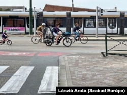 A két megengedett közlekedési forma: tömegközlekedés és kerékpár. Brüsszel, 2021. szeptember 19.