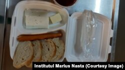 Meniul de dimineață acordat acum câteva zile bolnavilor de Covid de la Institutul „Marius Nasta” din București. Imaginea ne-a fost pusă la dispoziție de către reprezentanții spitalului, care se plâng că alocarea financiară pentru alimentația pacienților români este insuficientă.