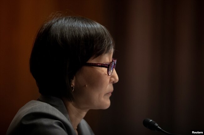 Сауле Омарова, кандидат президента Байдена на должность главы управления валютного контроля министерства финансов, во время слушаний в сенате в Вашингтоне, США, 18 ноября 2021 года