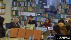 گردهمایی گروهی از دختران و زنان برای نقد کتاب زیر نام «خیابان؛ اعتراض و قدرت» در کابل گردهم آمدند.