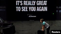 Dolazak međunarodnih putnika na aerodrom u Sydneyju (1. novembar 2021.)