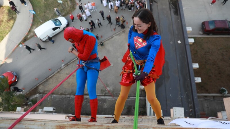Superheroji posjećuju djecu u bolnici u Prištini 