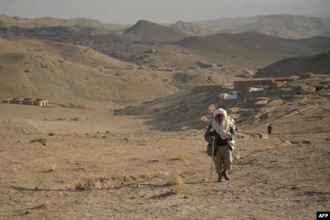 Një burrë duke ecur në provincën Badgis.